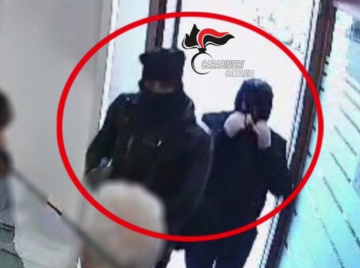 Rapina a centro diagnostico etneo, video virale lo accusa