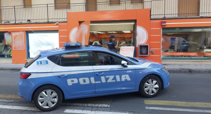 In due rapinano negozio Catania, clienti bloccano un bandito