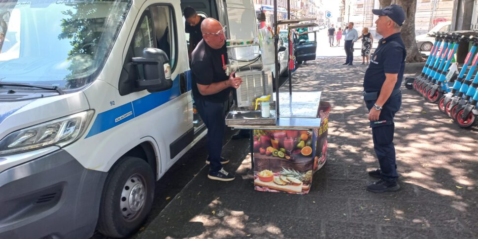 Centro storico di Catania, sequestri e sanzioni per operatori abusivi di di ortofrutta e spremi arance