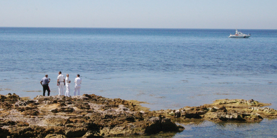 In canoa da Mazara a Torretta Granitola raccogliendo plastica, l'impresa di una coppia ambientalista