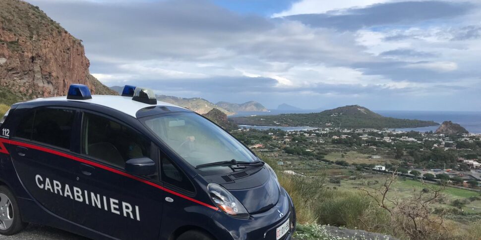 Vulcano, una ditta impiega lavoratori senza permesso di soggiorno: la denuncia dei carabinieri