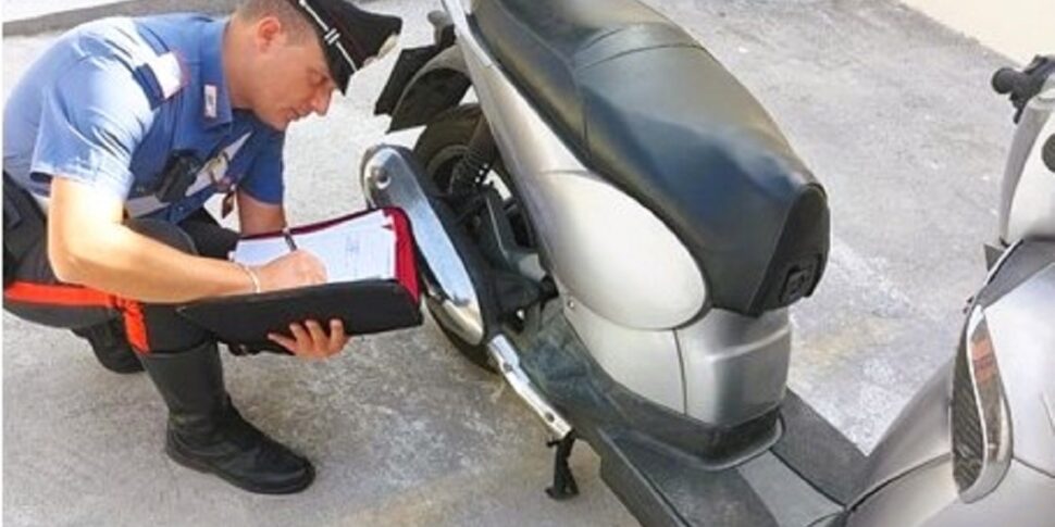 Paternò, circolava con uno scooter con la targa e il telaio modificati: denunciato per riciclaggio.