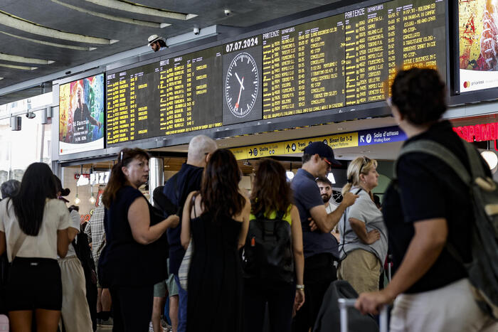 Codacons, a luglio tanti disagi per ritardi di treni e aerei