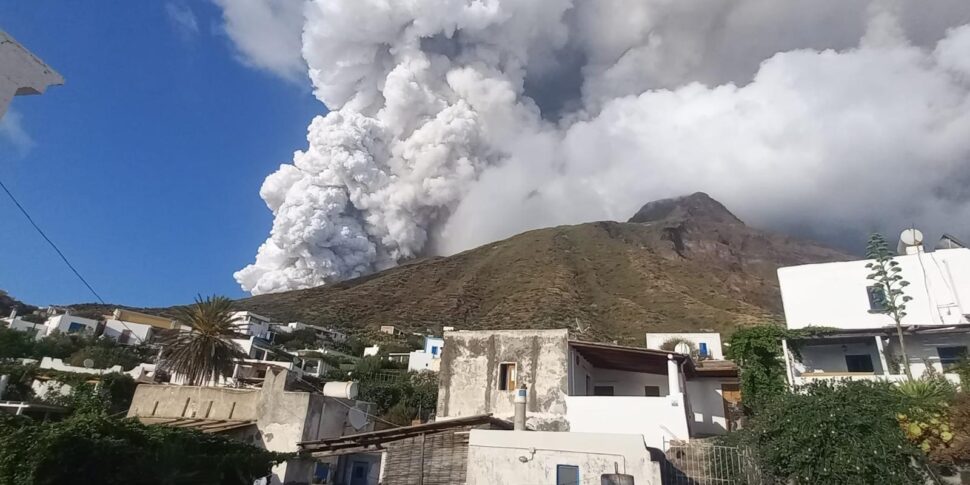 Stromboli, dopo l'allerta rossa arrivano i divieti per turisti ed escursionisti