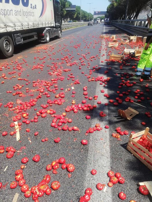 Camion perde carico di pomodori, autostrada bloccata a Palermo