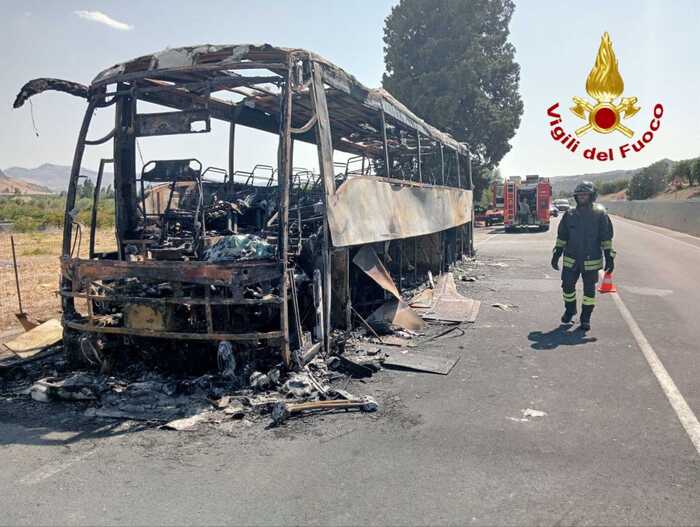 Autobus in fiamme nel Catanese, tutti salvi i 19 passeggeri