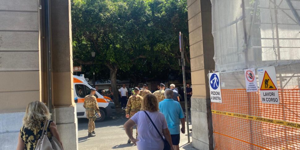 Palermo, un uomo si sente male vicino alla stazione centrale: strada momentaneamente bloccata