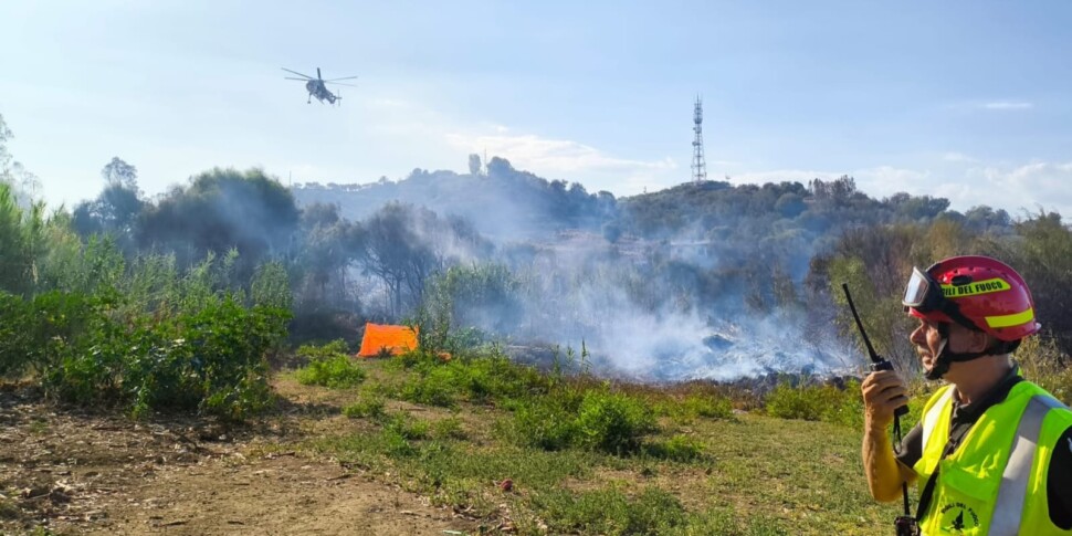 Catania, inferno di fuoco a San Giorgio: l'incendio minaccia un capannone e alcune case