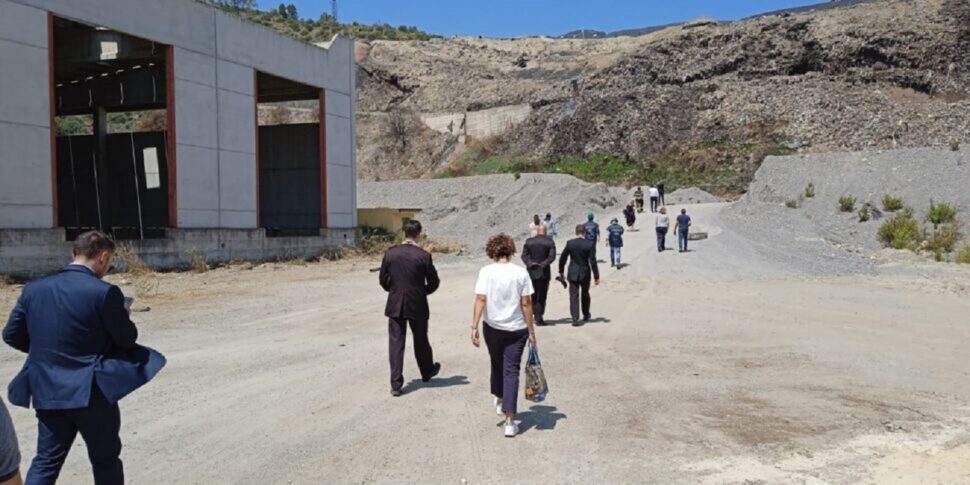 Si conclude la visita della commissione Ecomafie in Sicilia: «La discarica di Mazzarrà Sant'Andrea è una vera emergenza»