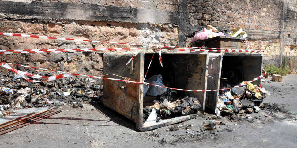 Palermo invasa dai rifiuti, cataste a fuoco da Brancaccio al Villaggio Santa Rosalia