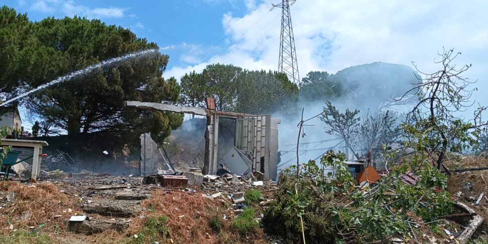 Messina, esplosione in una fabbrica di fuochi d'artificio a Bordonaro: 3 feriti