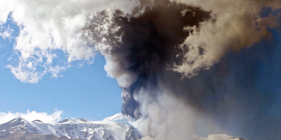 Etna, il sindaco: «17mila tonnellate di cenere lavica su Catania»