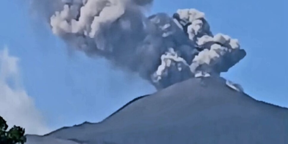 Ancora boati ed esplosioni dall'Etna ma la cenere del vulcano non fa paura