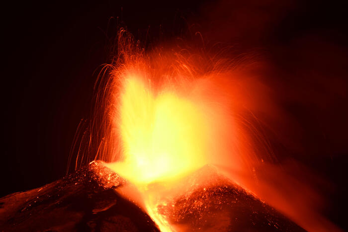 Etna, intensa attività stromboliana e due colate da Voragine