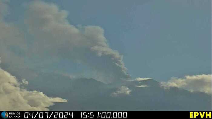 Etna, nube cenere vulcanica da cratere, alta 4,5 chilometri