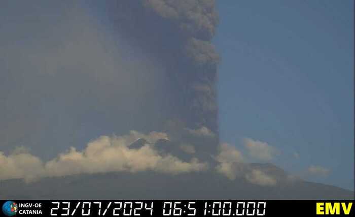 Etna: altissima e intensa nube vulcanica da cratere Voragine