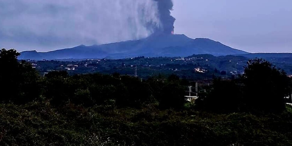 Etna, concluso parossismo, nube alta 9 km e colata lavica