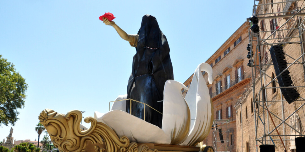 Una gigantesca statua d’oro di Santa Rosalia con in mano una rosa rossa: a Palermo è tutto pronto, va in scena il Festino