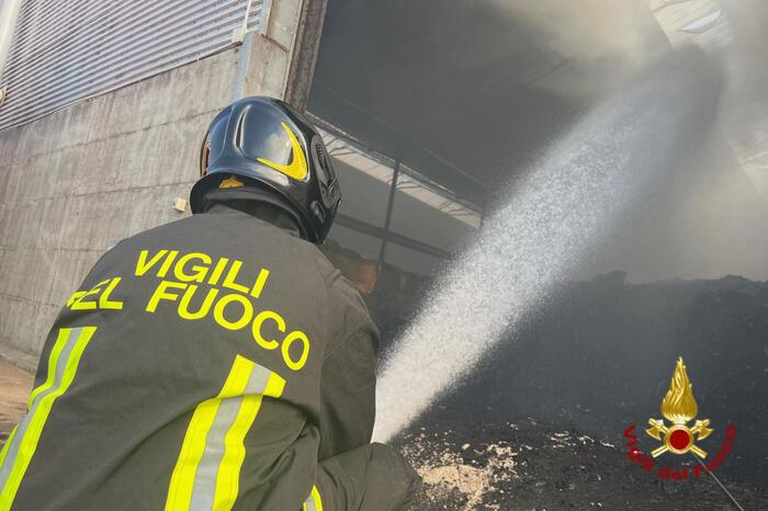 Incendio in capannone della zona industriale di Catania