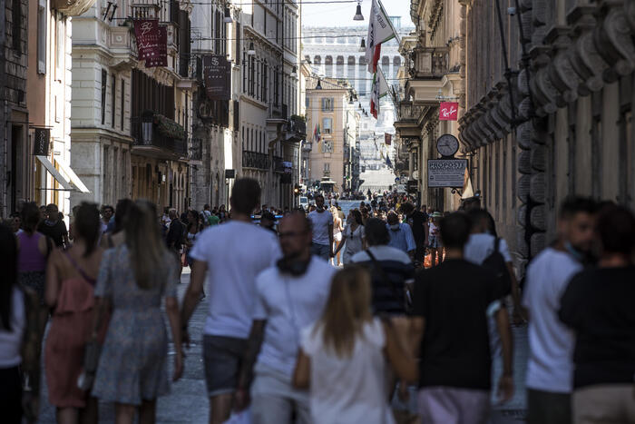 Istat, ancora in calo fiducia imprese, sale per consumatori