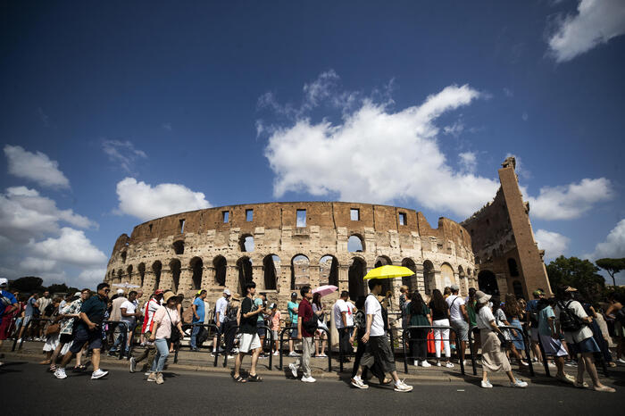 Flussi turistici in aumento ad agosto, ma pesa l'inflazione