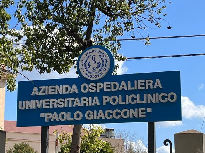 Picchia con le stampelle sanitario in ospedale, denunciata