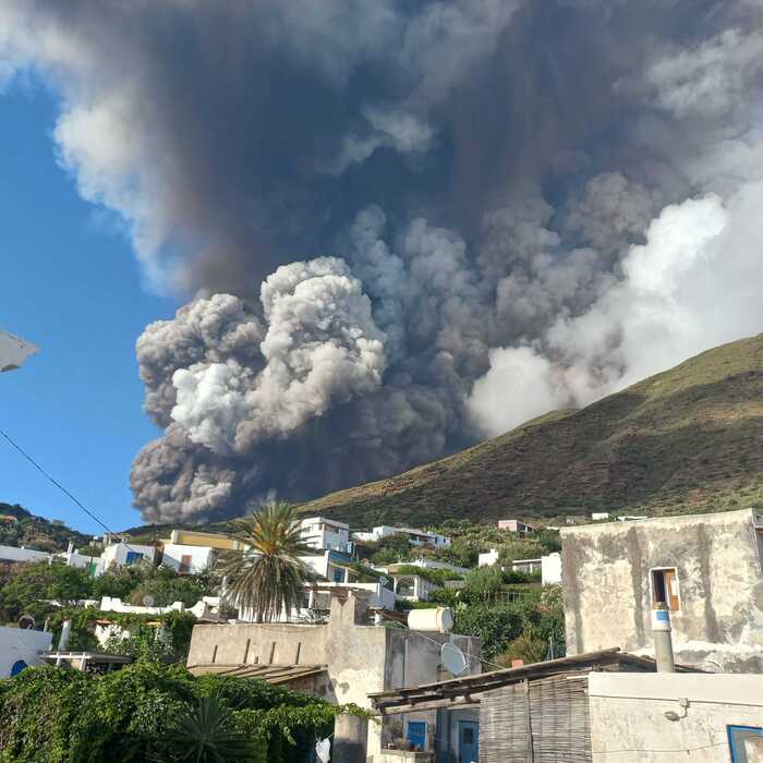 Stromboli: attività piroplastica e nube di cenere alta 2 km