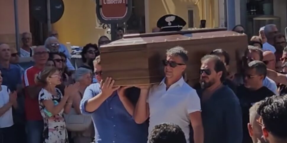 Isola delle Femmine, oltre duemila persone ai funerali del carabiniere ucciso dal morso del ragno violino