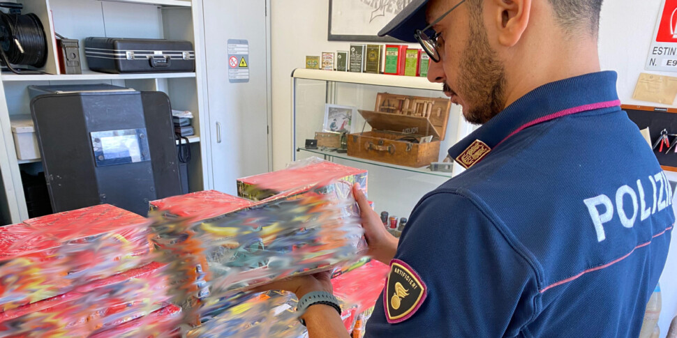 Quasi 300 chili di fuochi d’artificio spediti per posta a Catania: sequestrati e distrutti dalla polizia