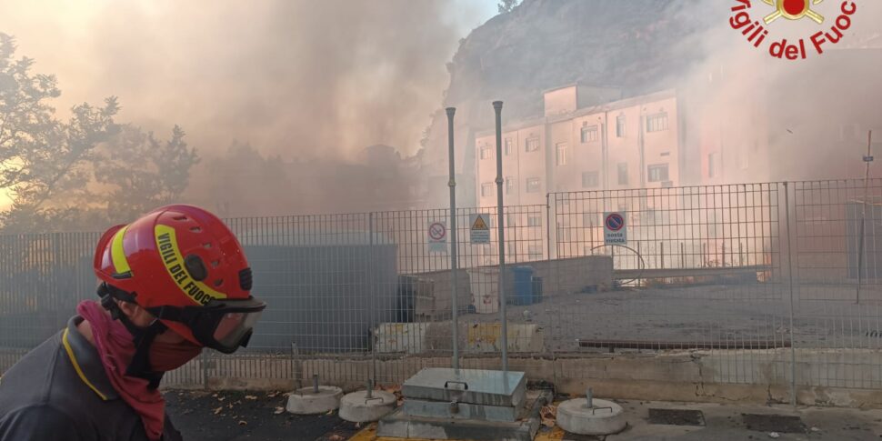 Un incendio minaccia l'abitato di Nicosia