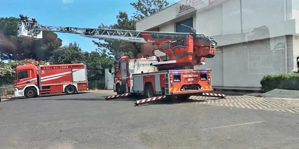 Incendio in un megastore cinese a Giarre, l'immobile devastato dalle fiamme