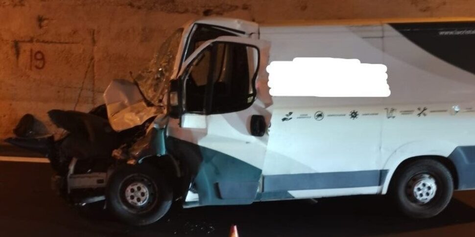 Incidente sulla Messina-Catania, scontro tra un furgone e un autocarro: un ferito