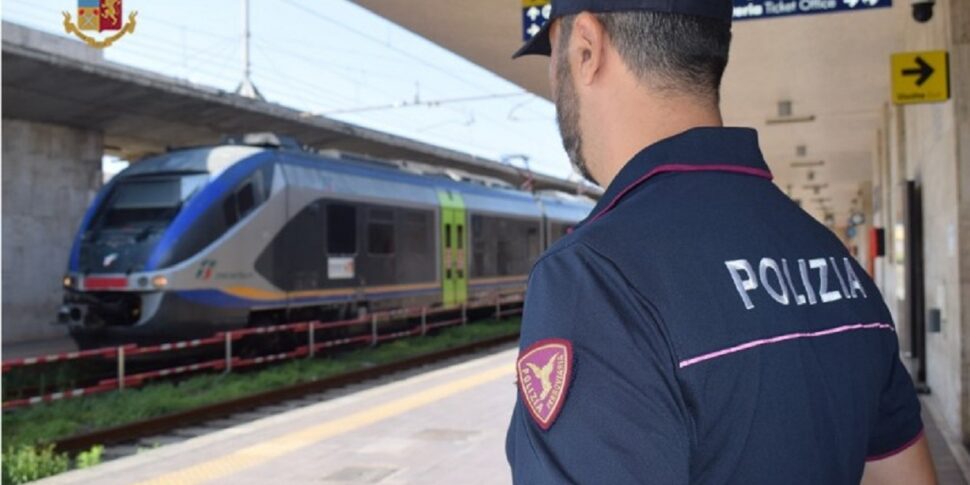 Ruba un trolley con gioielli per 6 mila euro a una donna che dorme sul treno: denunciata palermitana