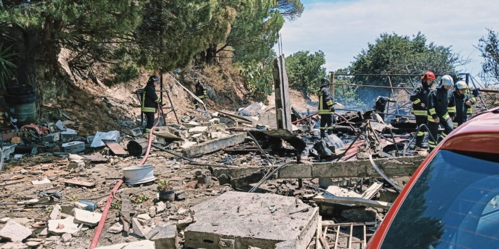 L'esplosione nella fabbrica di fuochi d'artificio di Messina, gravissimo il titolare