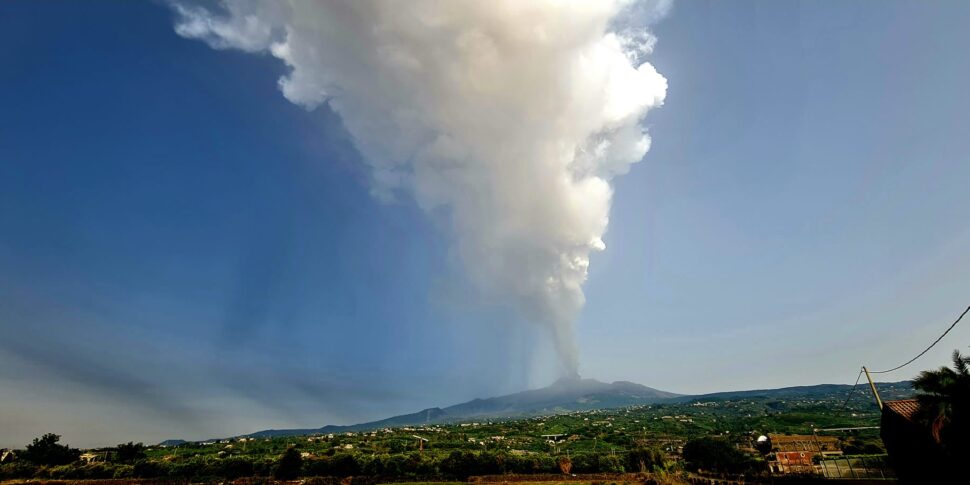 L'Etna si è risvegliato: le esplosioni fanno tremare porte e finestre, un'enorme nube copre i paesi fino al mare