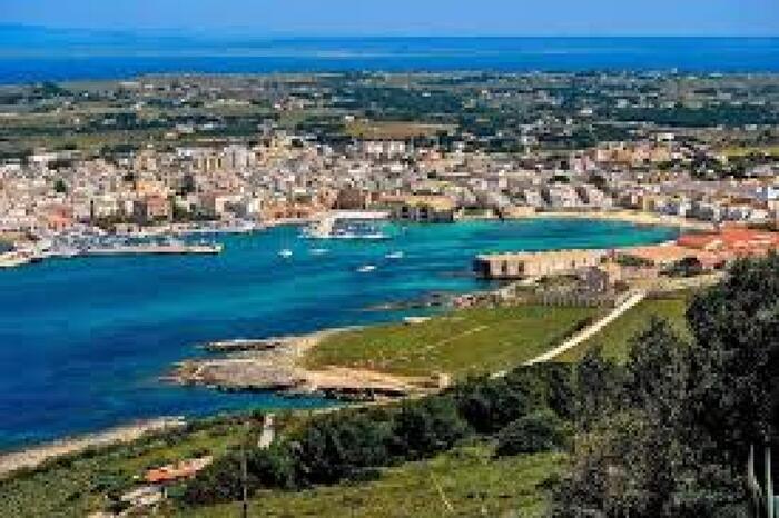 Passeggia nudo su scogli a Favignana, 10 mila euro di multa