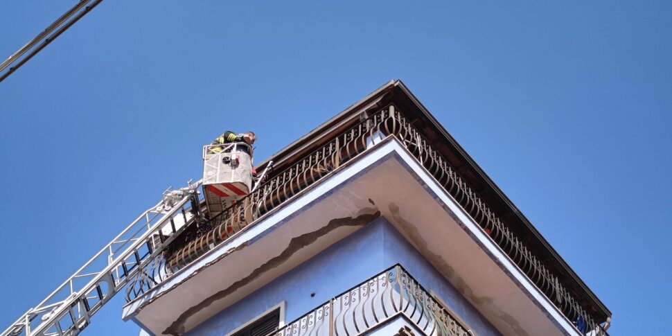 Vittoria, l'incendio per vendetta a casa della donna che lo rifiuta: la palazzina è inagibile, i residenti chiedono ospitalità ad amici e parenti