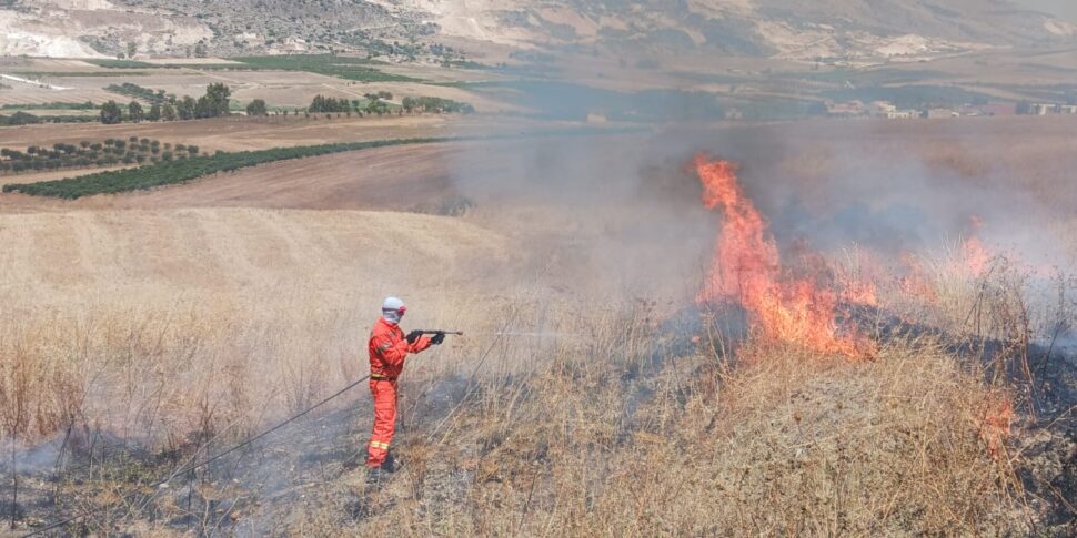 Incendio a Buseto Palizzolo, danneggiato un capannone. A Partanna distrutte 10 auto