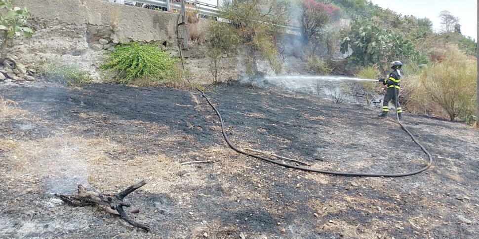 Incendio a Lipari: spento in un'ora dai vigili del fuoco