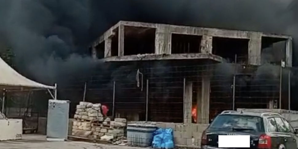 A Palermo in fiamme l'ecomostro di via Tiro a Segno, secondo incendio in una settimana