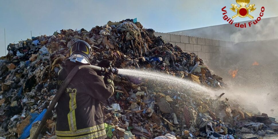 Termini Imerese, incendio in un'azienda di trattamento rifiuti