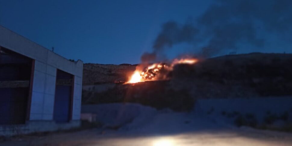 Va di nuovo a fuoco la discarica di Mazzarrà Sant'Andrea