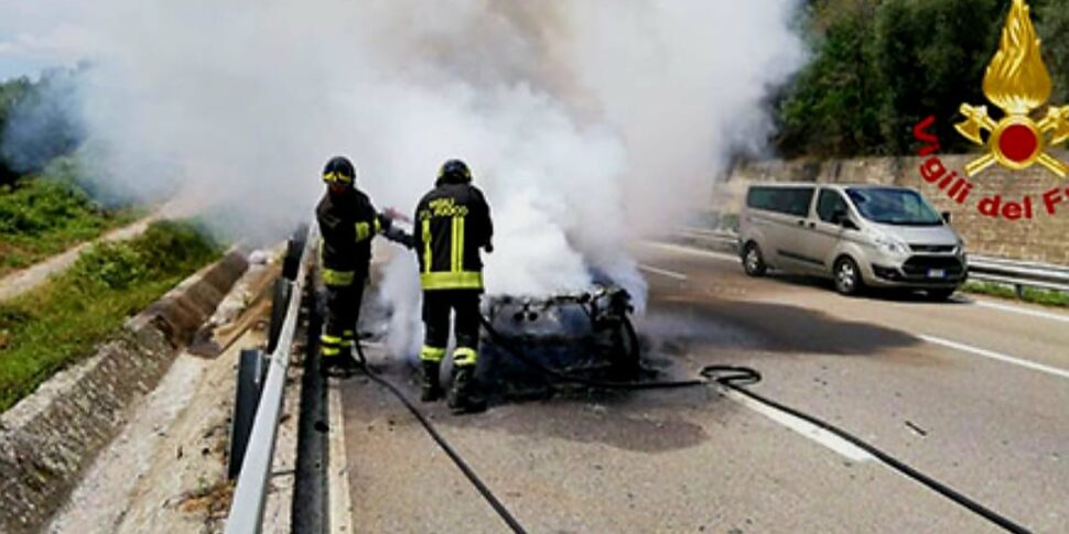 Auto in fiamme sulla Catania-Messina, paura vicino allo svincolo di Fiumefreddo