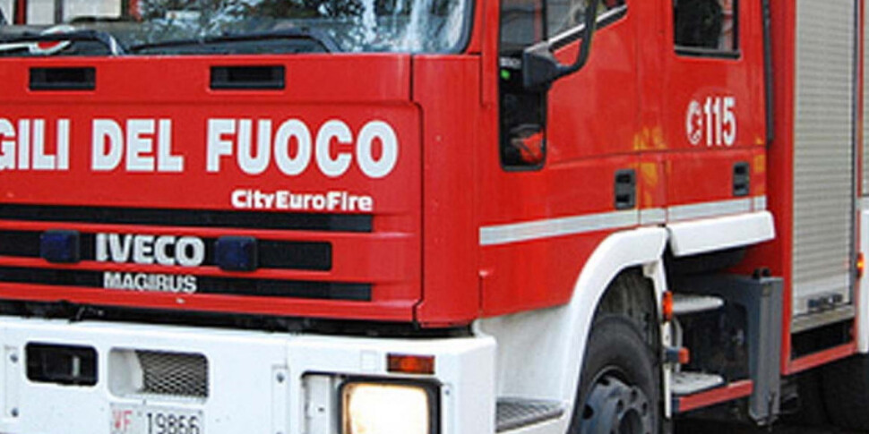 Incendio in un istituto bancario a Palermo, intervengono i vigili del fuoco