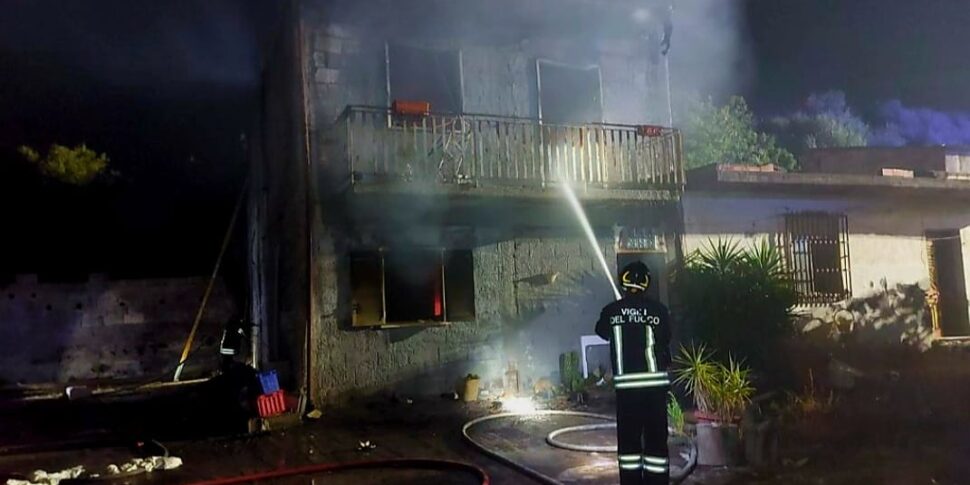 Stabile devastato da un incendio a Santa Maria di Licodia: rogo doloso, indagini