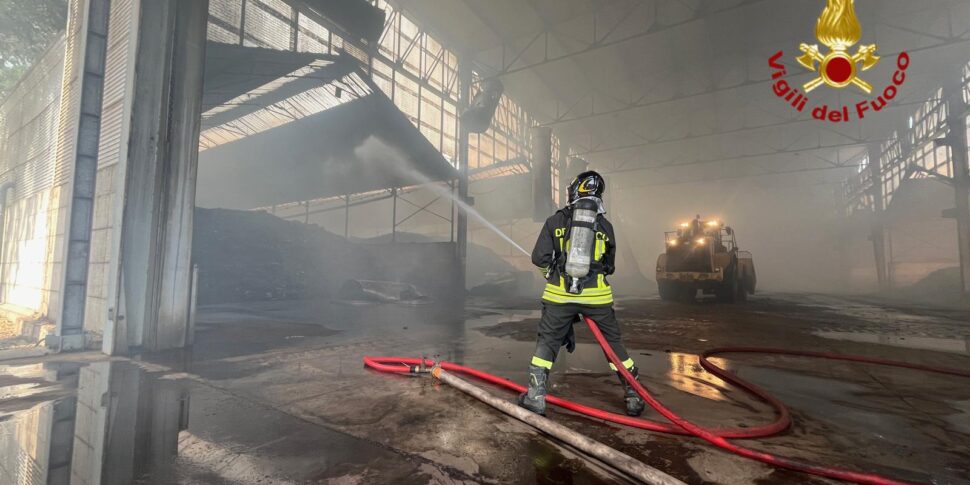 Catania, incendio in un capannone della zona industriale