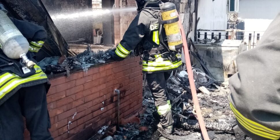 Aci Sant'Antonio, incendio in una mansarda