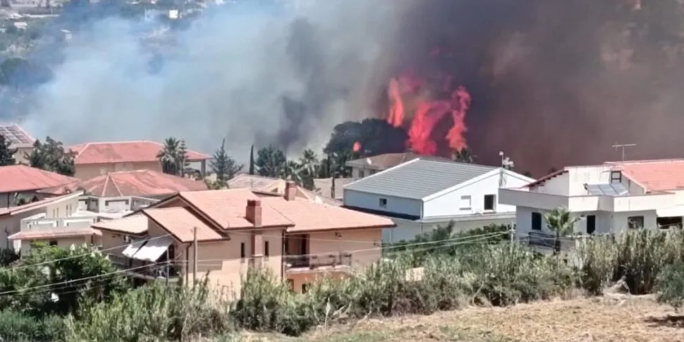 Paura a Castellammare del Golfo, un incendio sfiora le abitazioni