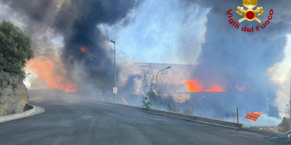 Inferno di fuoco a Mascalucia: minacciati un capannone della Protezione civile e alcuni palazzi