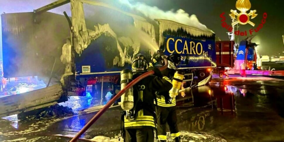 Paura al porto di Catania, fiamme su un rimorchiatore in attesa dell'imbarco